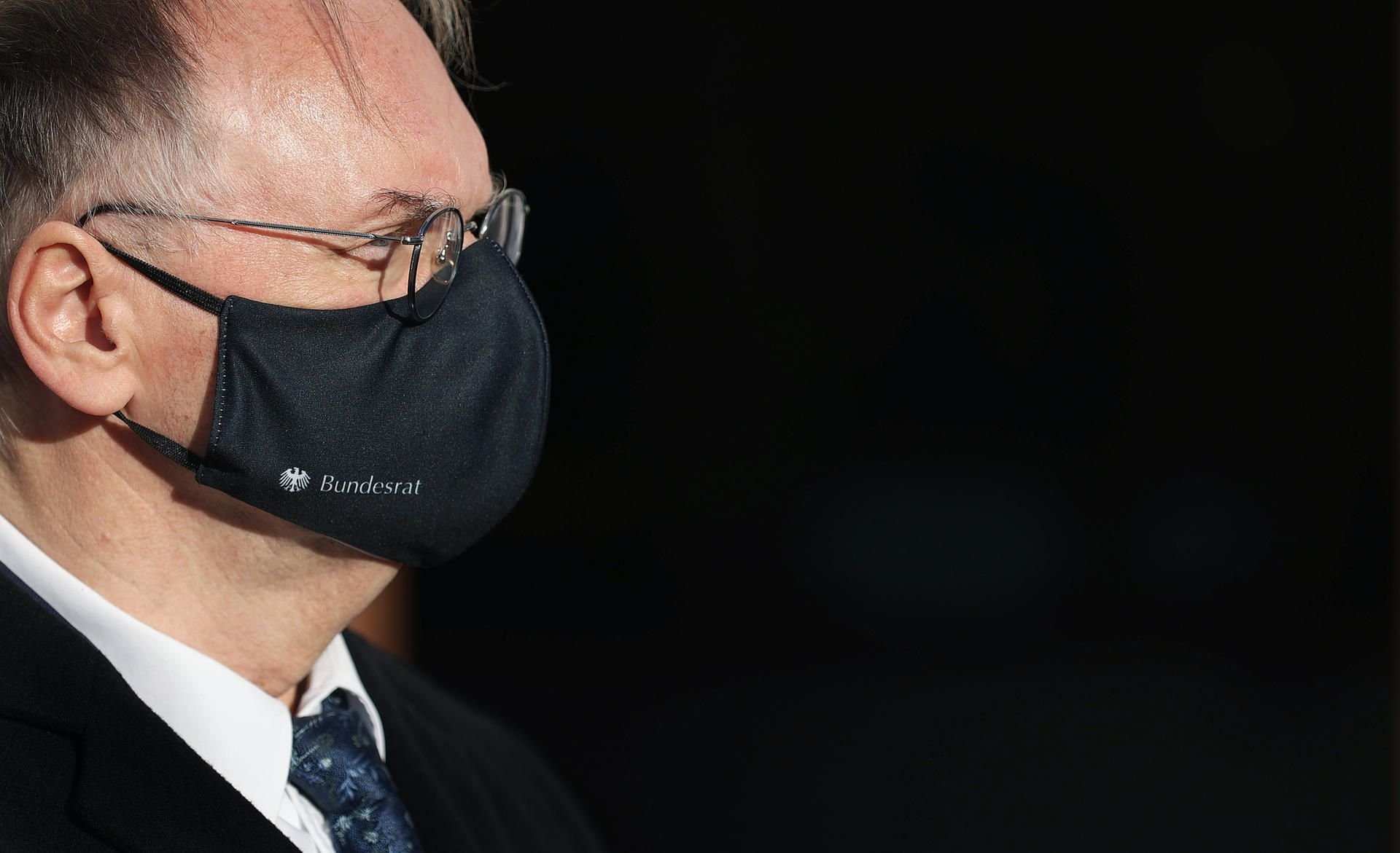 Magdeburg: Ministerpräsident Reiner Haseloff (CDU) trägt einen Mund-Nasen-Schutz mit Bundesrat-Aufdruck vor dem Landtag.