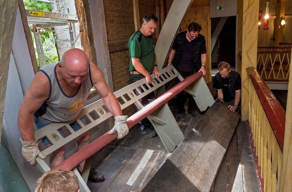 Alle packen mit an, als die Sitzmöbel in Sicherheit gebracht werden müssen.