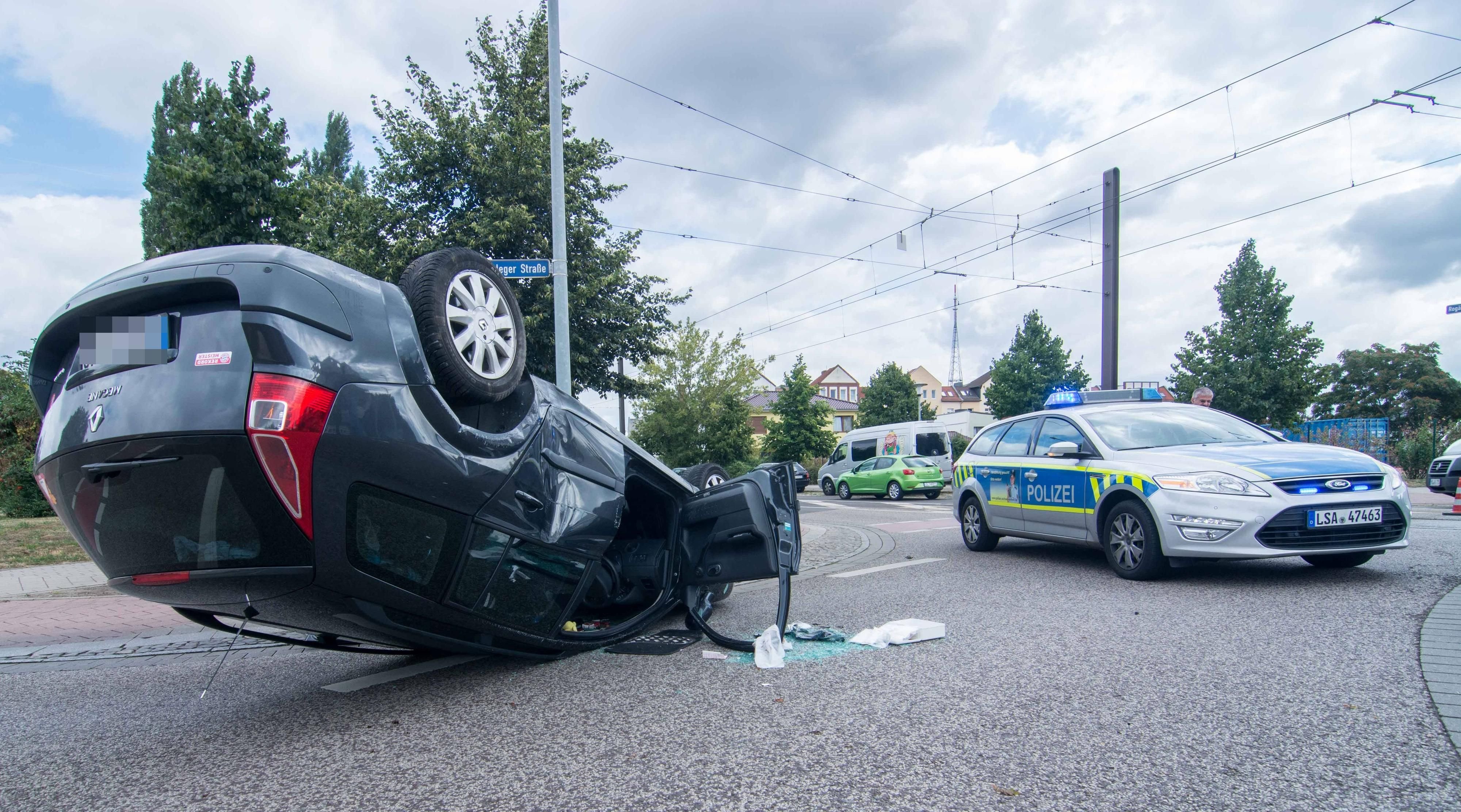 Bei dem Unfall überschlug sich der beteiligte Pkw.