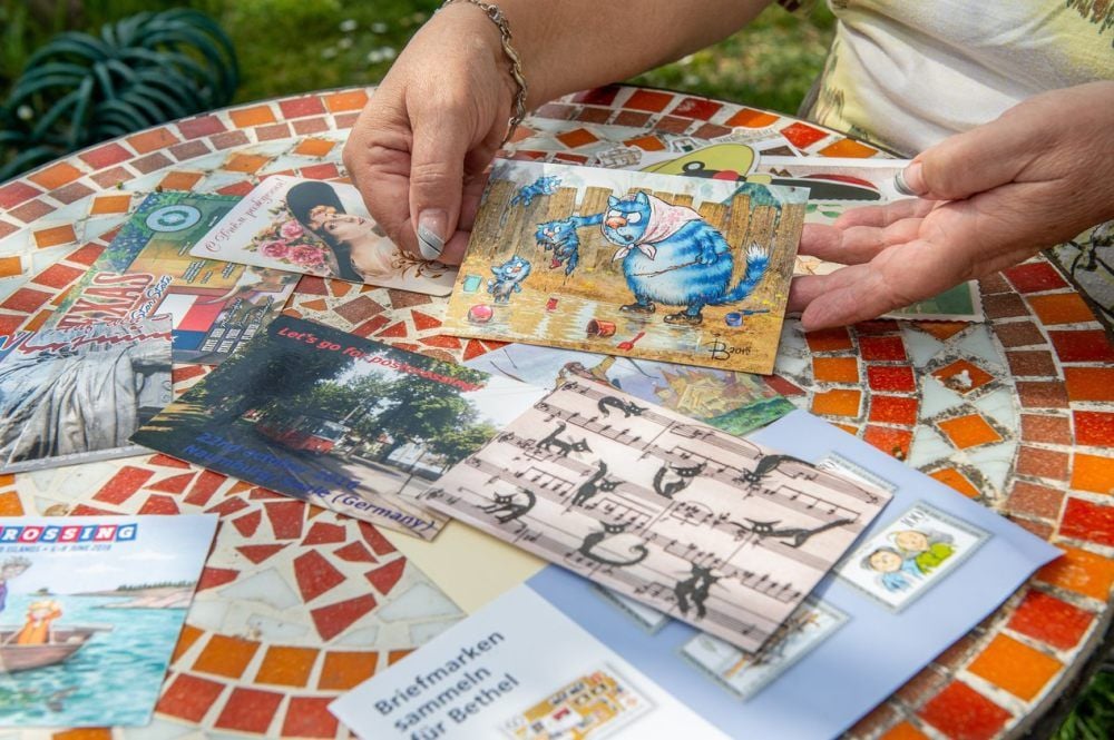 Nur ein ganz kleiner Teil ihrer Karten, die Monika Schierz dank Postcrossing aus dem In- und dem Ausland erhalten hat.