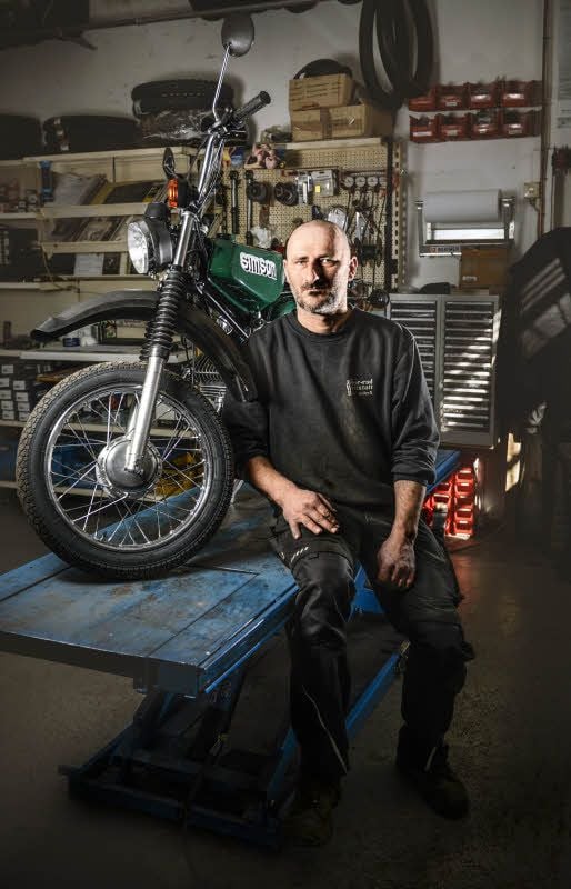 Oldtimer-Fahrer in ganz Halle schätzen die Schrauber-Kenntnisse von Enrico Jäckel, genannt Janosch. Schließlich hat er sich auch privat alten Motorrädern und Autos verschrieben.