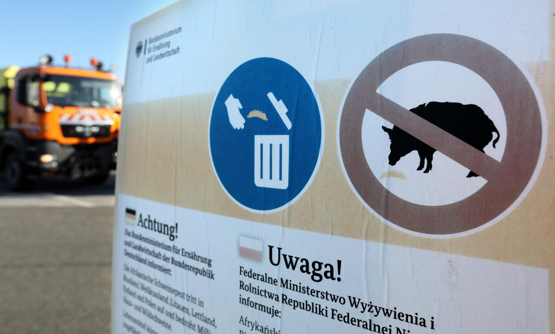 Auf einem Parkplatz warnen Aushänge des Bundesministeriums für Ernährung und Landwirtschaft vor der Afrikanischen Schweinepest, die auch durch Lebensmittel übertragen werden kann.