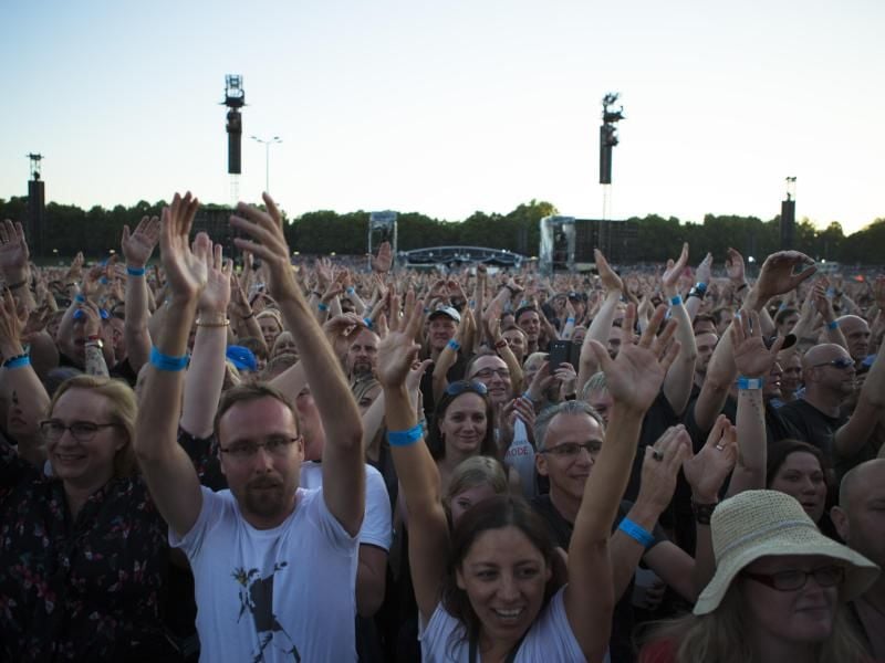 Rund 70 000 Zuschauer feierten in Leipzig den Auftritt der britischen Band Depeche Mode. Foto: Alexander Prautzsch