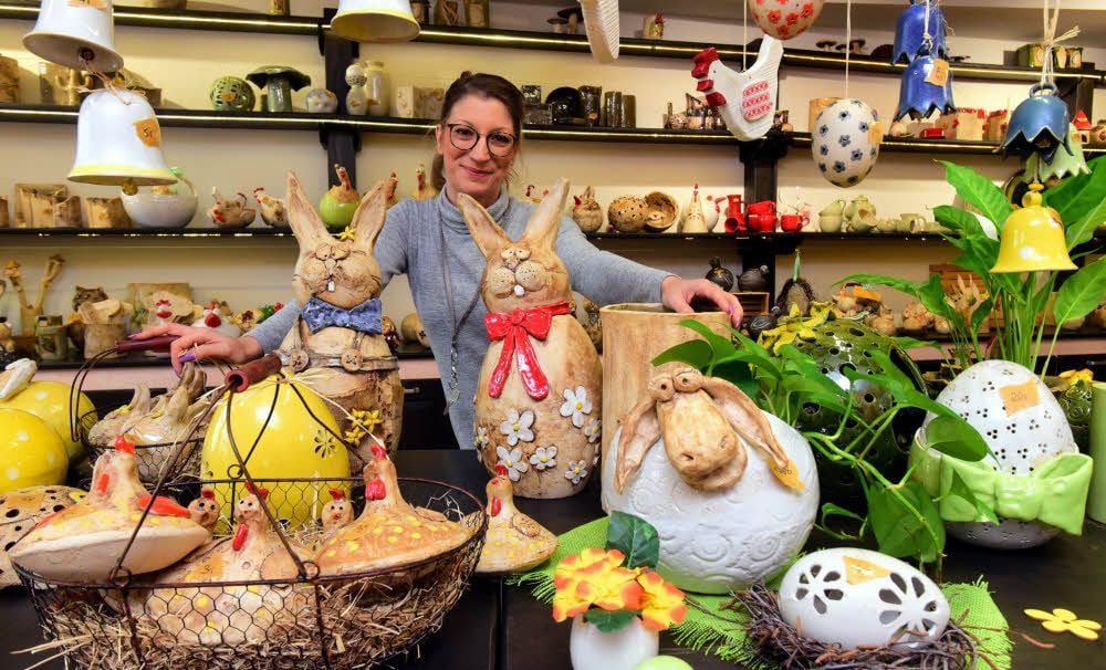 Der Osterhase im Doppelpack. Kathleen Tiedemann zeigt im Promenadenladen Keramik, die auch beim Ostermarkt verkauft wird.