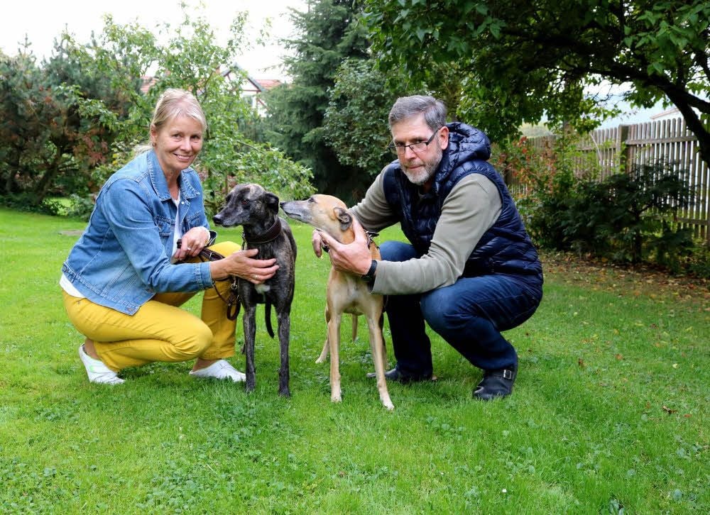 Gabi und Ralf Götze mit ihren beiden Windhunden
