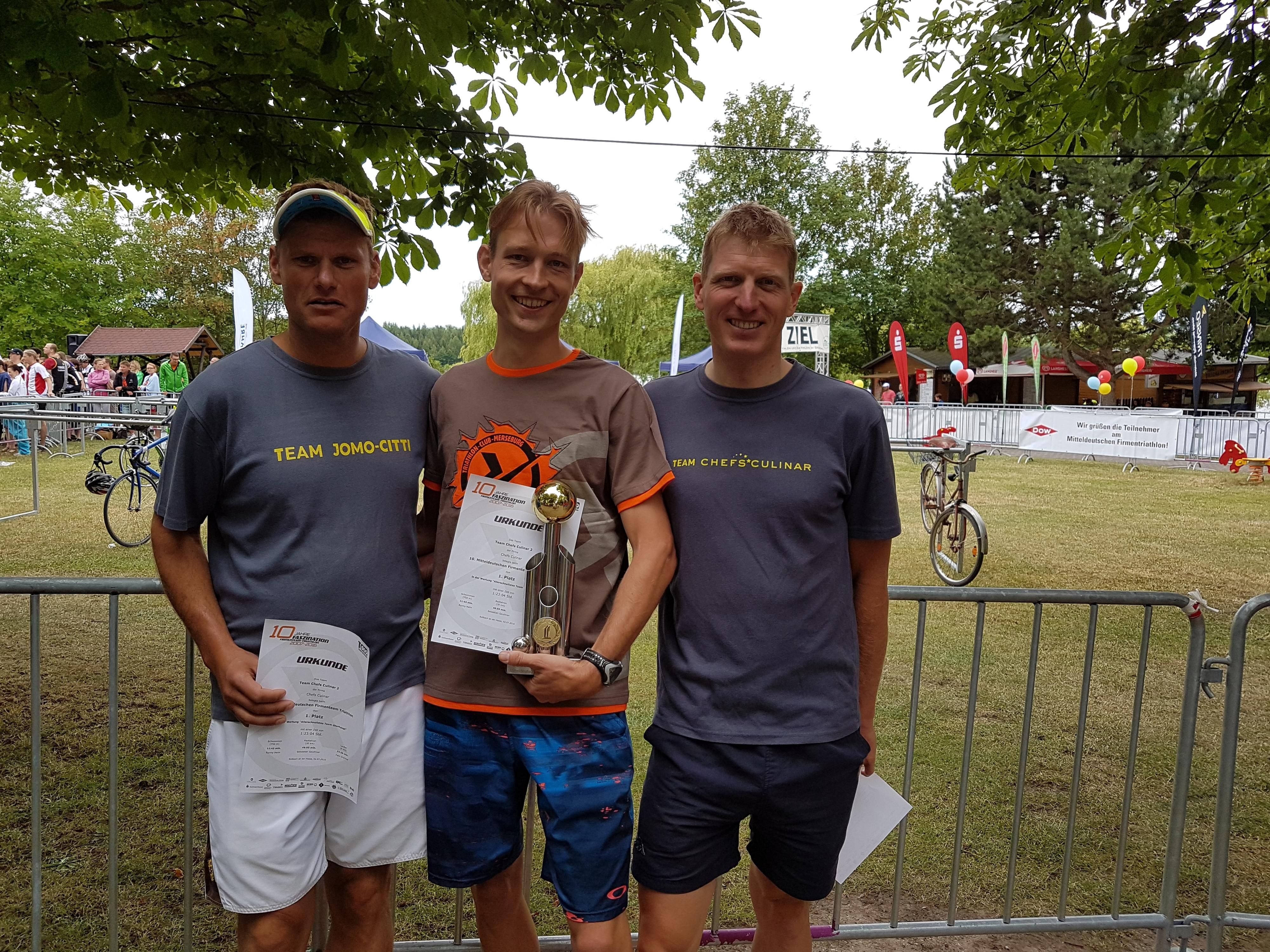 Ronny Helm, Felix Dreisow und Sebastian Geuthner vom Unternehmen Chefs Culinar aus Zorbau siegten am Samstag beim 10. Mitteldeutschen Firmenteam-Triathlon in Roßbach an der Hasse.