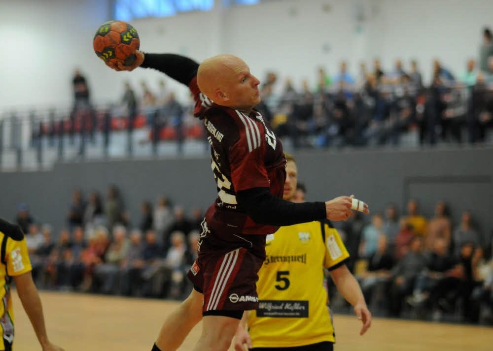 Benedikt Schmidt erzielt einen seiner vier Treffer für das HCB-Team.