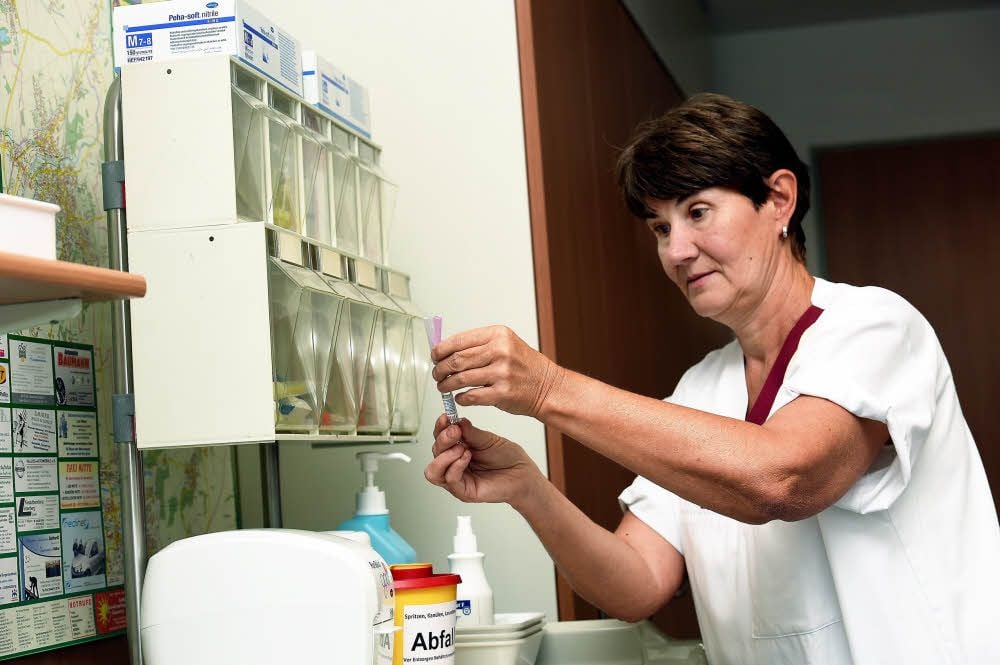 Wer sich gegen Grippe impfen lässt, will dann aber auch den maximalen Schutz. Die neue bundesweite Impfempfehlung bessert hier nach. Hier bereitet Schwester Petra Stark die Impfung der Mitarbeiter im Klinikum in Zeitz vor. Sie erhalten bereits den Vierfachimpfstoff.