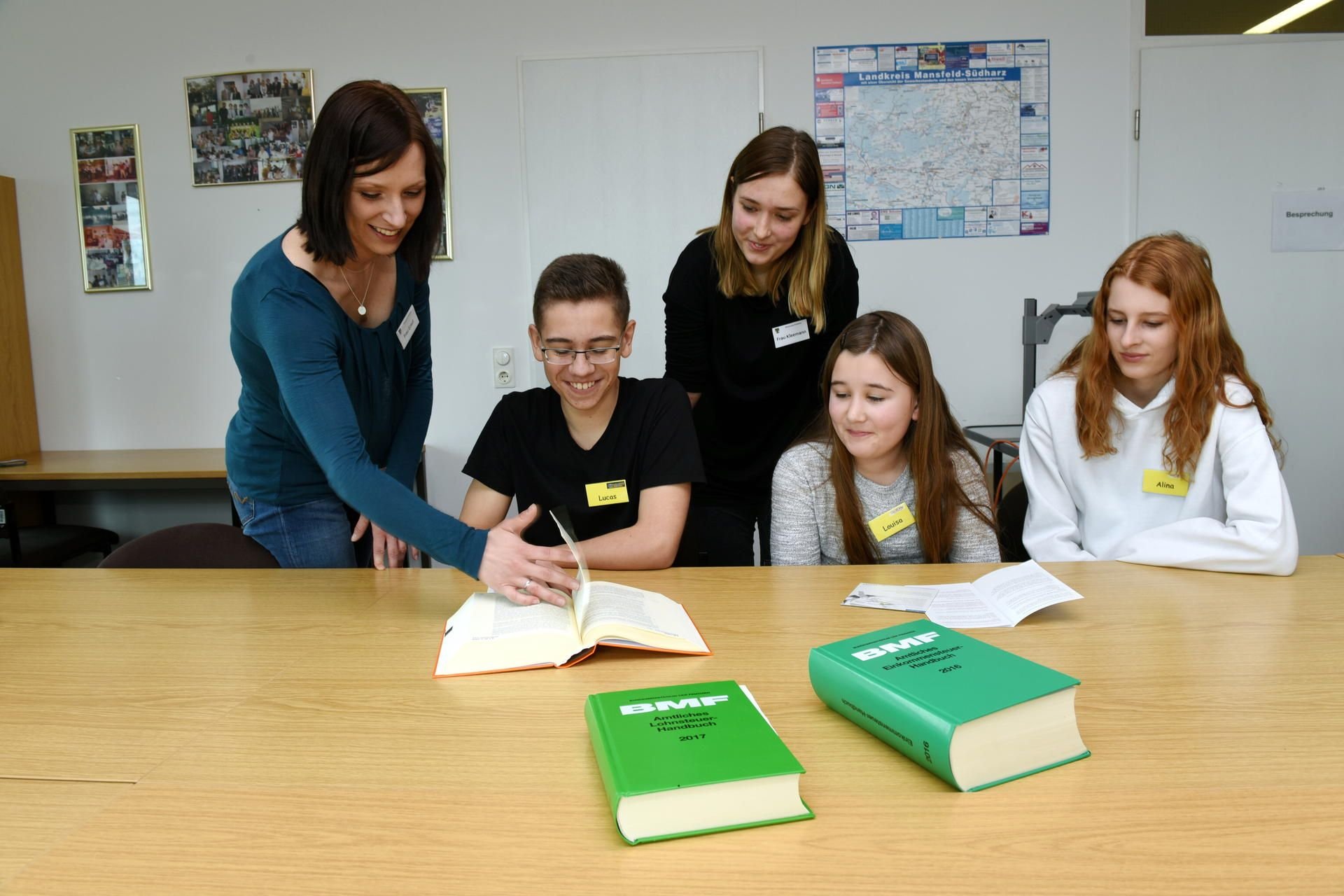 Die Schüler Lucas, Louisa und Alina lassen sich beim Girls’-und-Boys’-Day von den Finanzamt-Mitarbeiterinnen ihren Job zeigen und erklären.