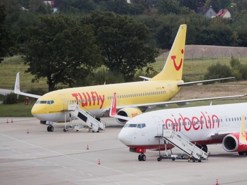 Flugzeuge von Tuifly und Air Berlin am Flughafen von Hannover. Foto: Julian Stratenschulte