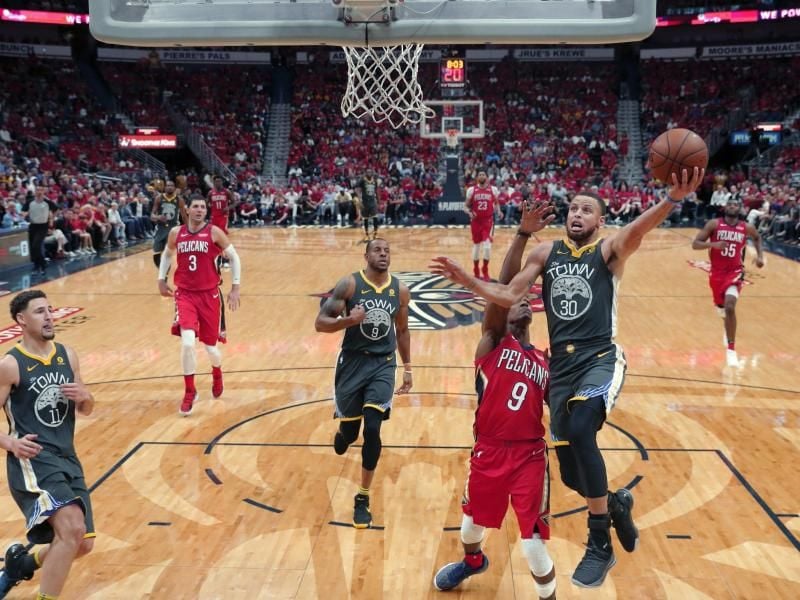 Warriors-Star Stephen Curry (r) zieht zum Korb der New Orleans Pelicans. Foto: Gerald Herbert/AP