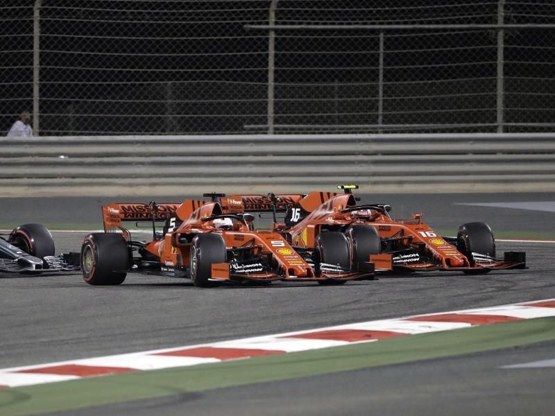 Beim Rennen in Bahrain hatte Charles Leclerc ferrariintern vor Sebastian Vettel (5,M) die Nase vorn. Foto: Luca Bruno/AP/dpa