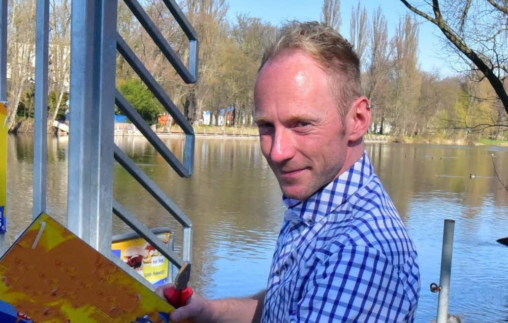 Heiko Frischleder betreibt den Bootsverleih an der Saale und an seinem Kiosk gibt es jetzt auch Mittagessen.