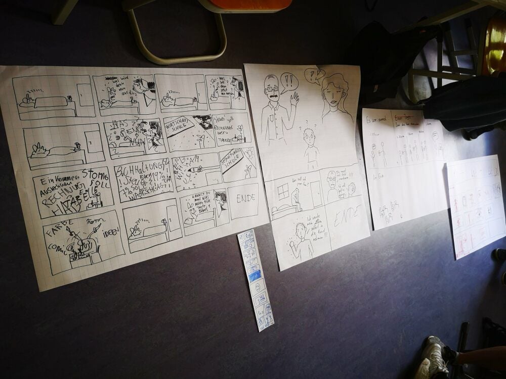 Eindrücke aus dem Workshop: Storyboards für das Filmprojekt hängen an der Wand.