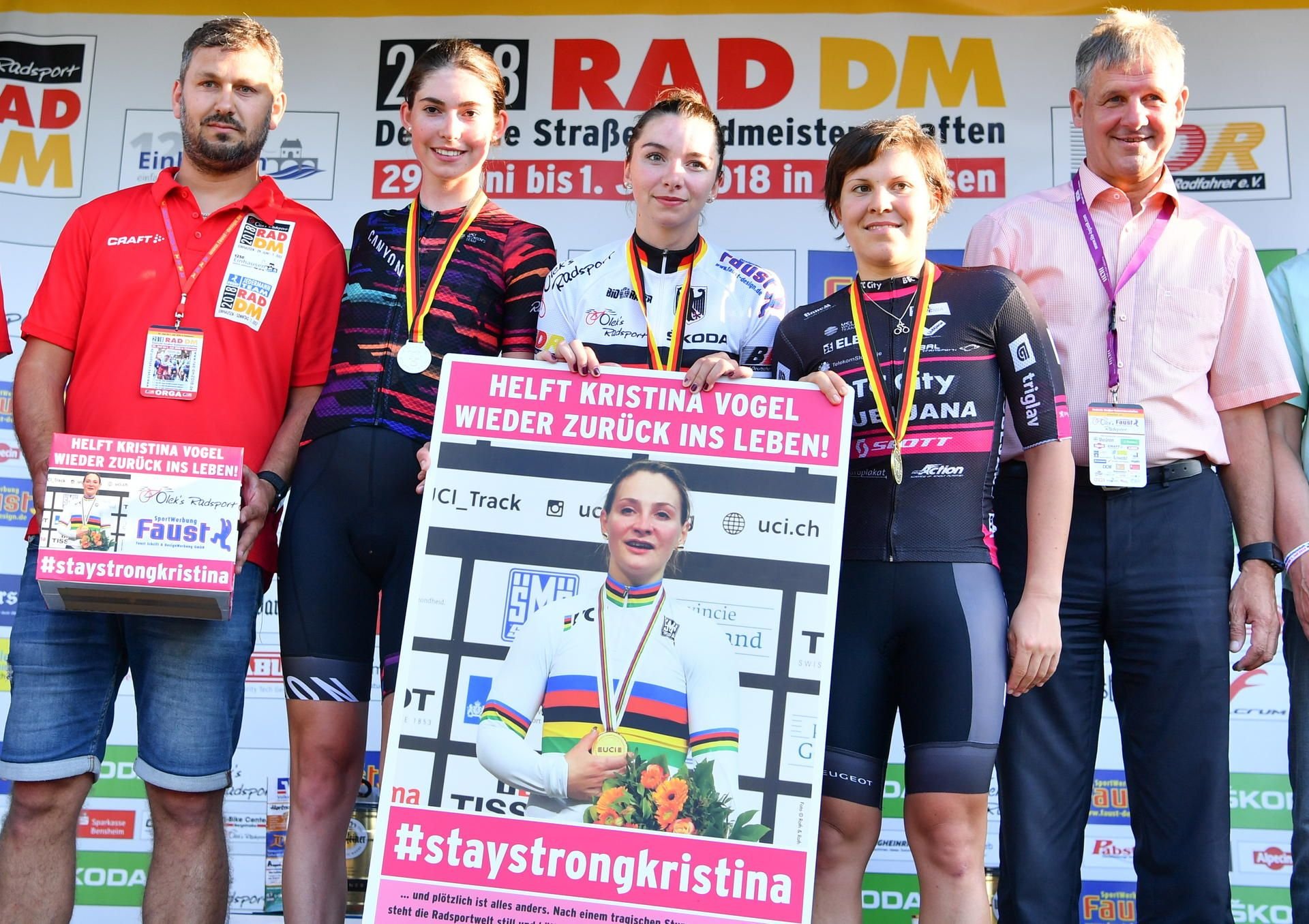 Bei den deutschen Meisterschaften im Straßenrennen wird mit einem Plakat um Unterstützung für die verunglückte Radsportlerin Kristina Vogel geworben.