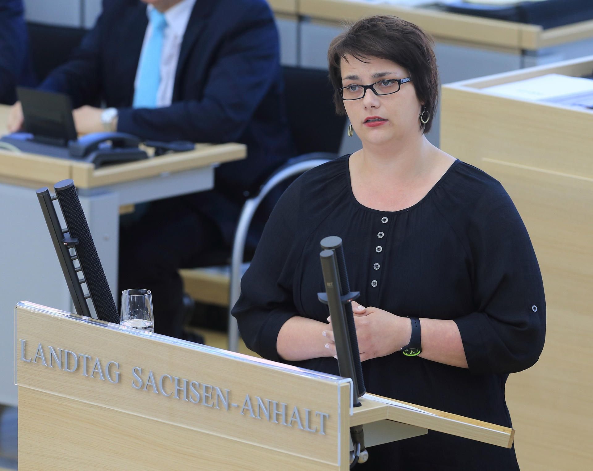 Henriette Quade (Die Linke) während einer rede im Landtag in Magdeburg.