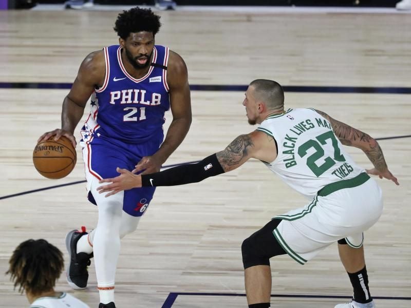 Daniel Theis (r) von den Boston Celtics im Duell mit Philadelphias Joel Embiid. Foto: Kim Klement/Pool USA Today Sports/AP/dpa