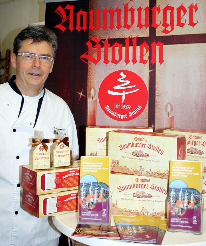 Bäckermeister und Konditor Rolf Block präsentiert den Naumburger Stollen, in dessen Paketen ab sofort Info-Flyer des Welterbe-Fördervereins zu finden sind. Diese besondere Werbung stellt den Naumburger Dom und die hochmittelalterliche Kulturlandschaft an Saale und Unstrut näher vor.