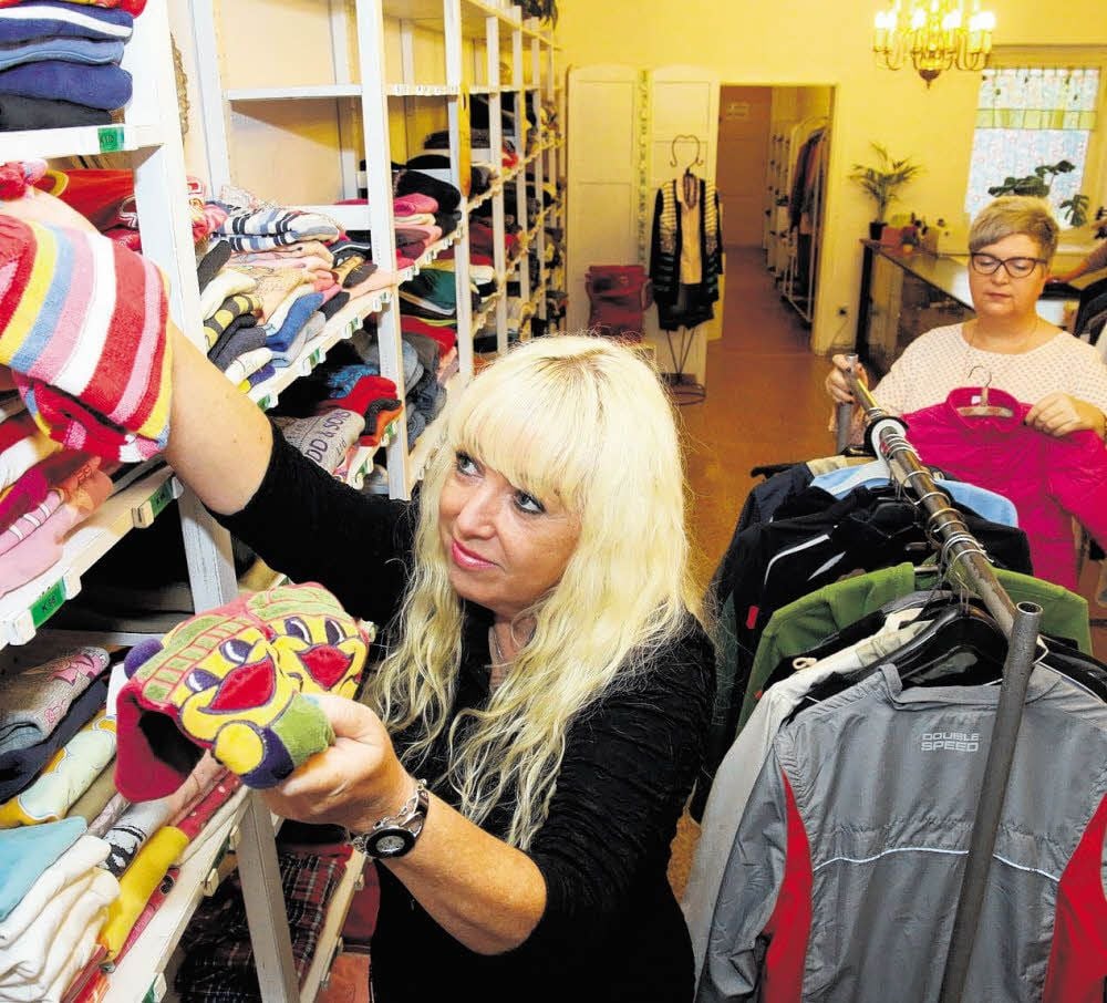 Carola Bernstiel (vorn) und Birgit Haude sortieren die gespendete Kleidung im Füreinander-Laden ein. Doch die Regale sind momentan alles andere als gut gefüllt.