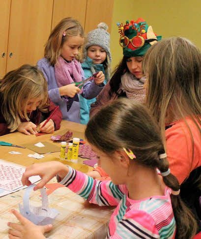 Das Basteln von Weihnachtskörbchen kam bei den Kindern gut an.