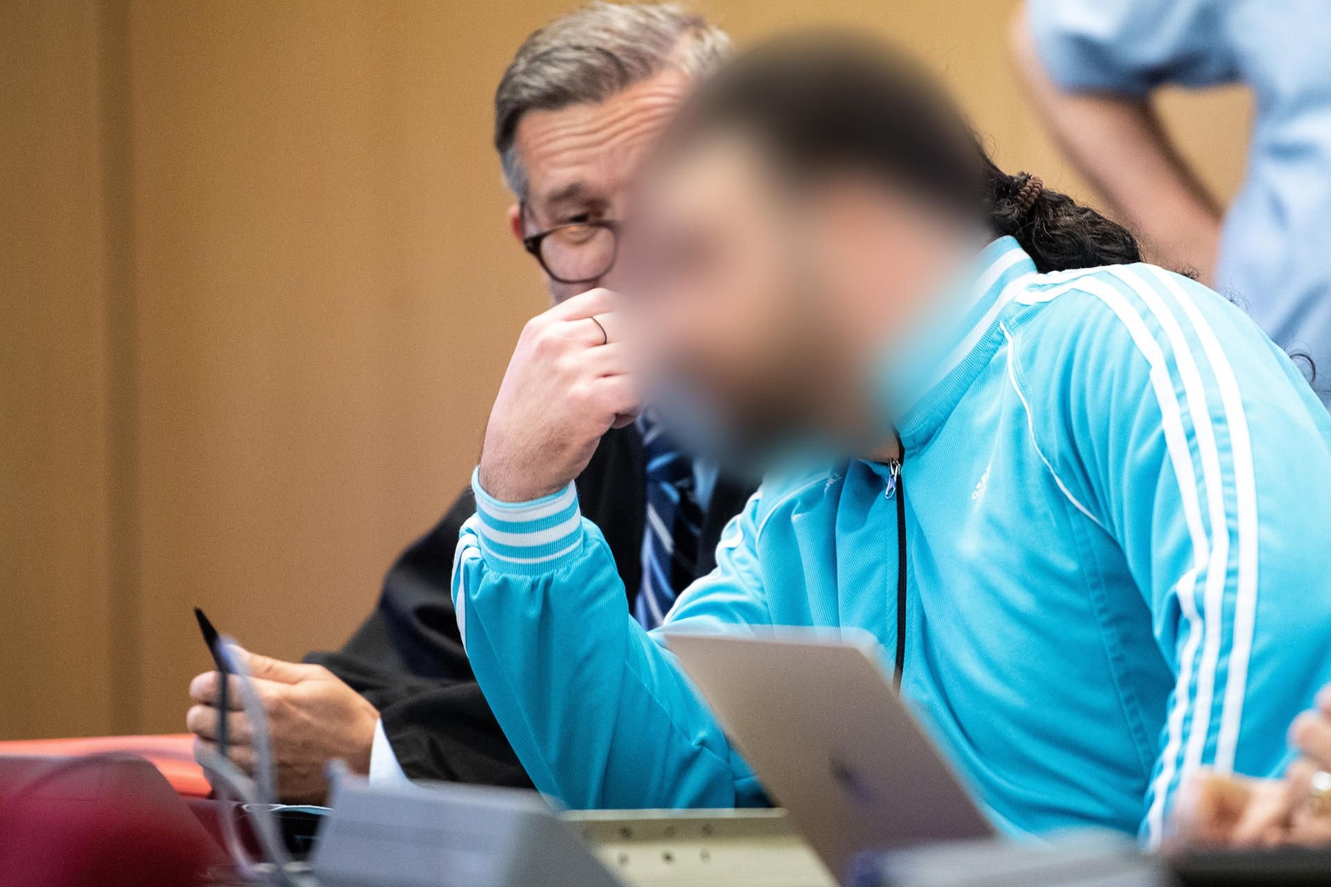 Der Hauptangeklagte sitzt im Landgericht auf der Anklagebank.