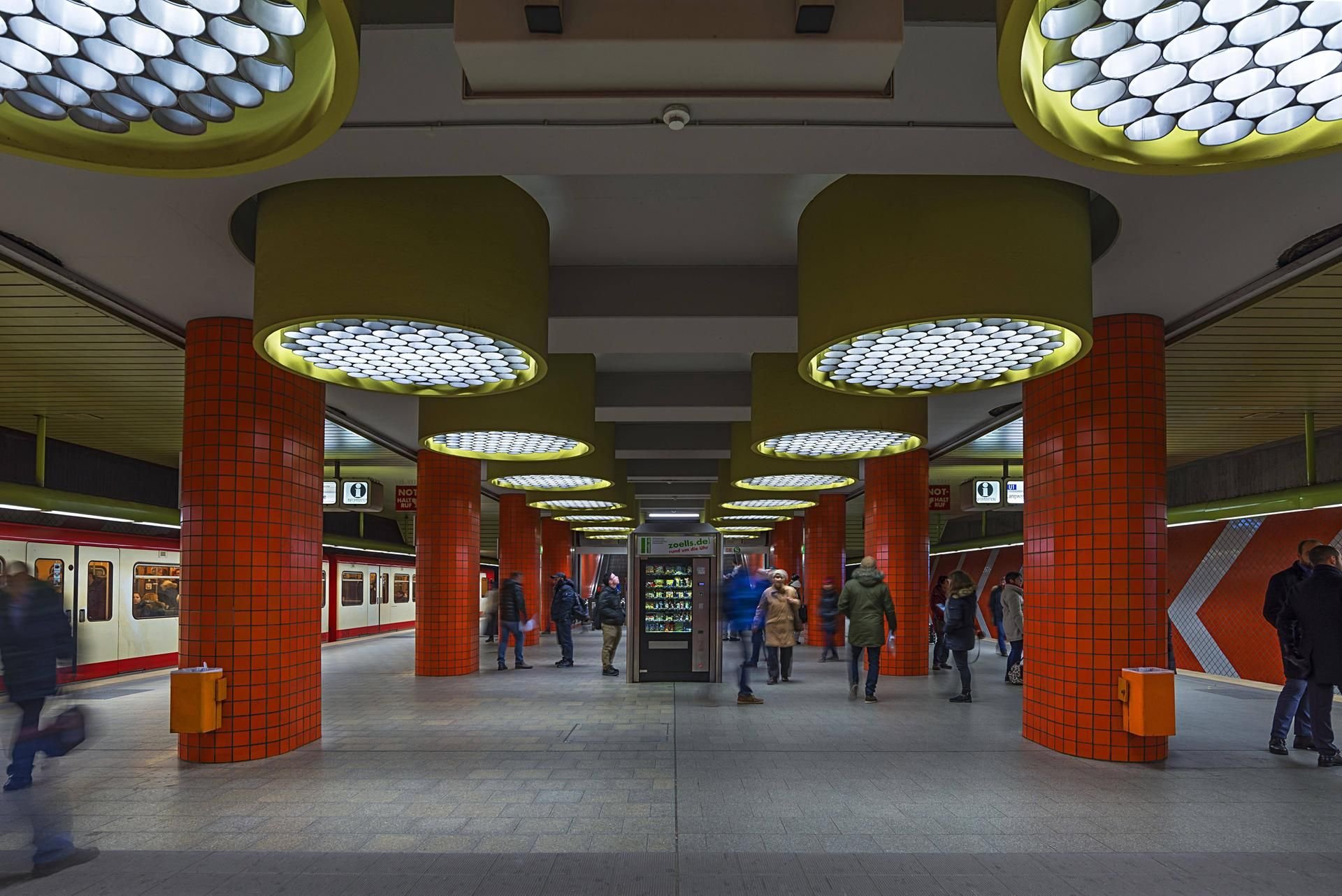 Ein Tatverdächtiger wurde nach kurzer Flucht vom Nürnberger Hauptbahnhof von der Polizei gefasst und festgenommen. (Symbolbild)