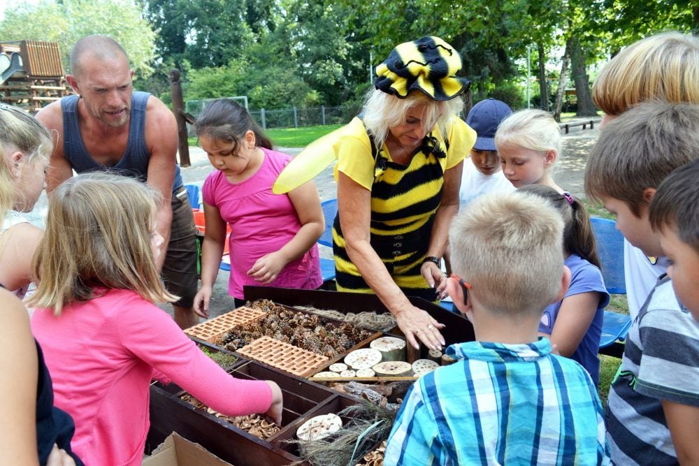 Gemeinsam mit dem Hausmeister Nick Demele und ihrer Schulleiterin Antje Berger bauen die Kinder der Grundschule „Michael Stifel“ in Annaburg an ihrem Projekttag Insektenhotels für ihren Schulhof.