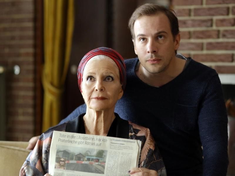 Die Schriftstellerin Madeleine Montana (Christiane Hörbiger) und ihr Sohn Oliver Sandberg (Florian Teichtmeister) können es nicht fassen, als die Geschichten im Buch plözlich Wirklichkeit werden. Foto: Petro Domenigg/ZDF