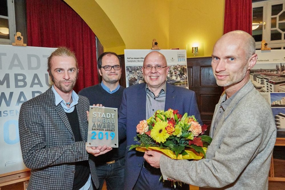 Strahlende Sieger: BWG-Geschäftsführer Holger Köhncke (Dritter von links) mit den Architekten Jan Schwesinger (von links), Jonas Jüttner und Uwe Zeh vom halleschen Architekturbüro Cuboidoo.