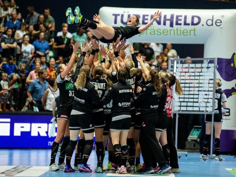 Nach dem Sieg im Länderspiel gegen Polen wird Anna Loerper von den deutschen Handballerinnen verabschiedet. Foto: Matthias Balk