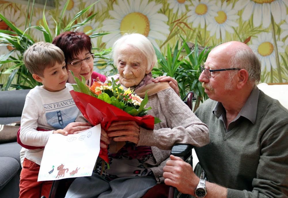 Jubilarin Editha Weis mit Sohn Hans-Wilhelm Weis, Schwiegertochter Getraud Weis und Urenkel Arthur.