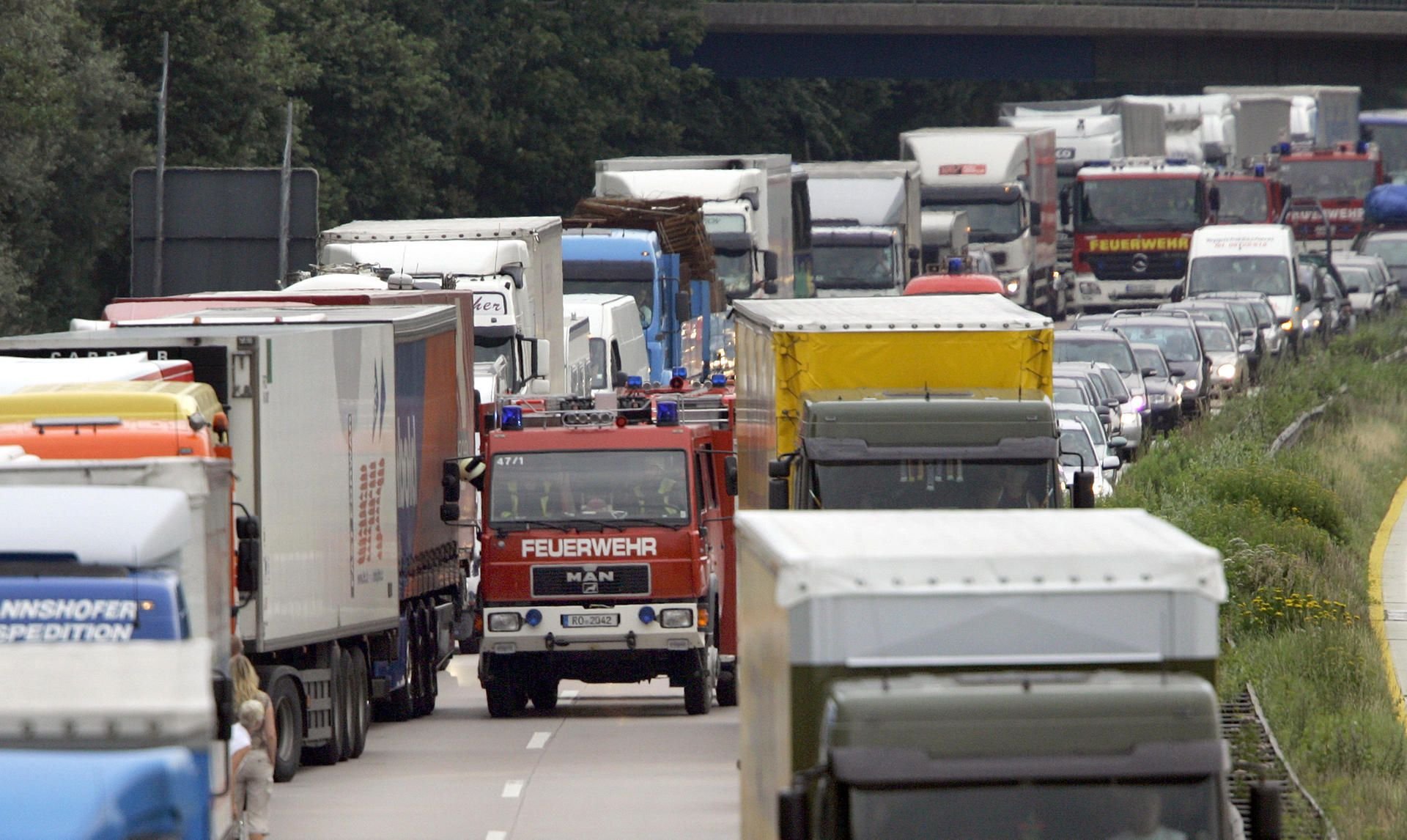 Damit Rettungskräfte im Notfall schnell zur Unfallstellen kommen könne, müssen alle Autofahrer wissen, wie eine Rettungsgasse zu bilden ist.