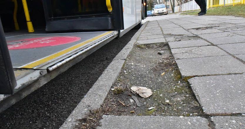 Der Einstieg in den Bus ist nicht ebenerdig, es fehlen zudem Gehwegplatten.