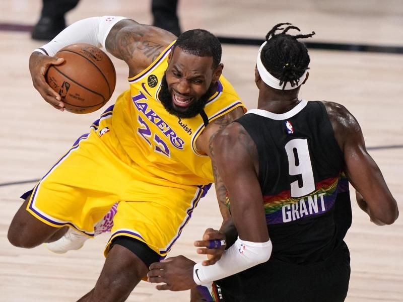 Superstar LeBron James (l) erzielte 26 Punkte für die Los Angeles Lakers. Foto: Mark J. Terrill/AP/dpa