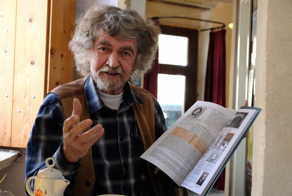 Bernd Hofestädt hat für jeden Gruftbogen des Stadtgottesackers in vielen Quellen geforscht.