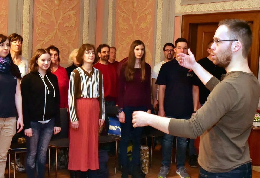 Marcus Herlt (rechts) leitet im Weißenfelser Fürstenhaus frisch-fröhlich die Probe des Musical-Chores.