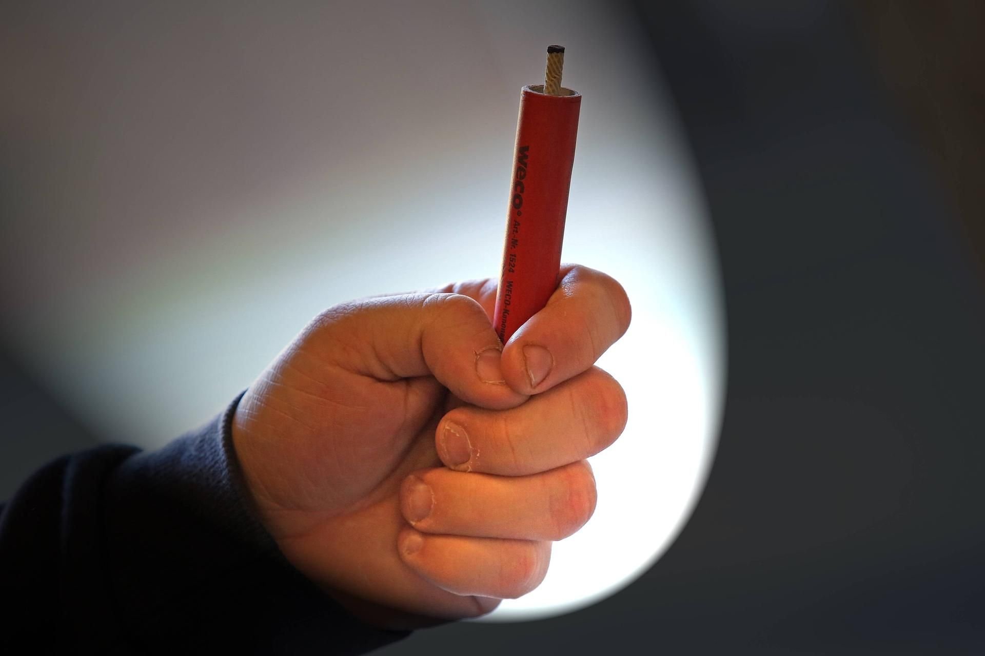 In Zwickau hat ein Jugendlicher durch einen Böller Teile eines Fingers verloren (Symbolfoto)