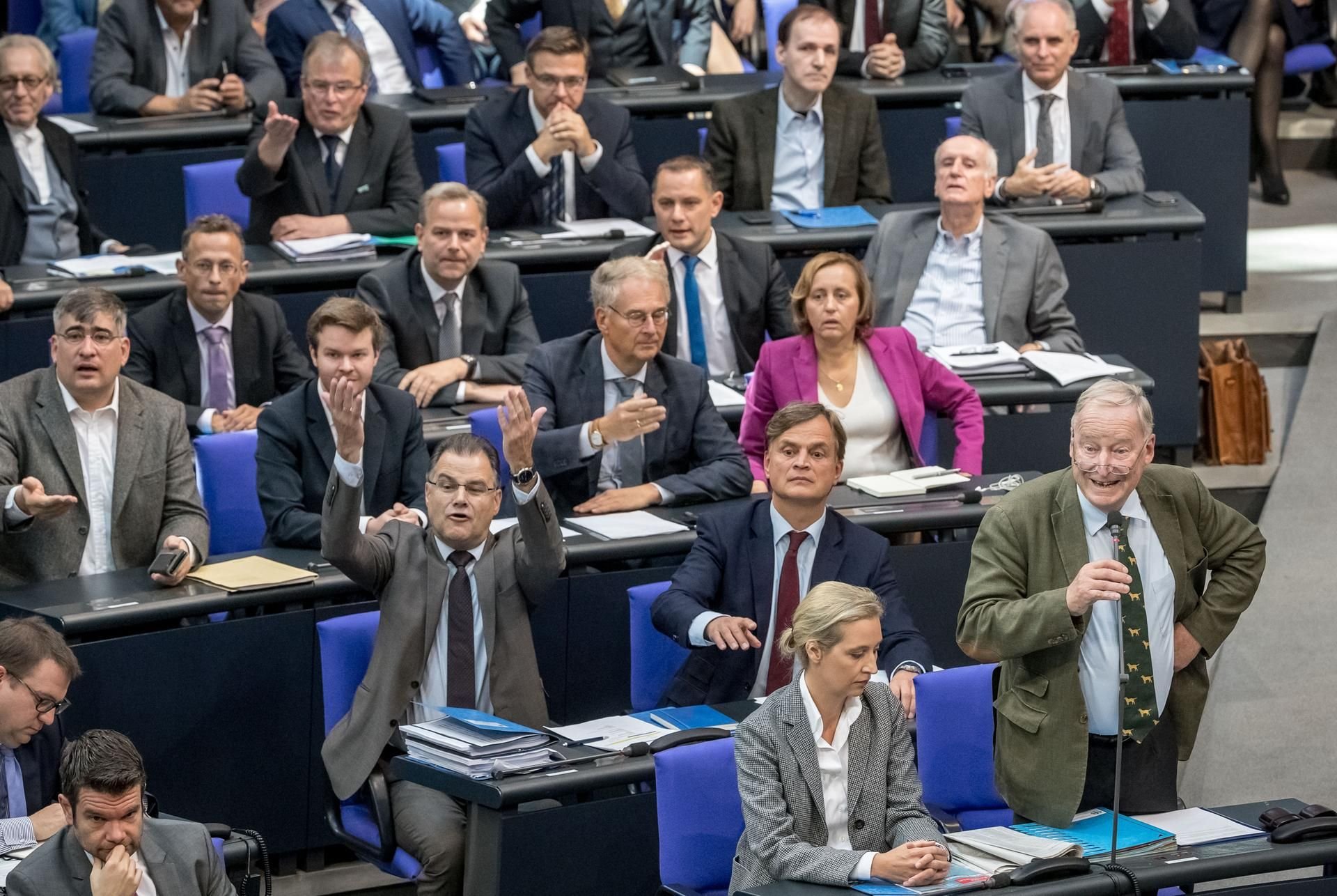 Alexander Gauland, Fraktionsvorsitzender der AfD (r, unten), antwortet aus der AfD-Fraktion bei der Generaldebatte im Deutschen Bundestag auf eine Kurzintervention.