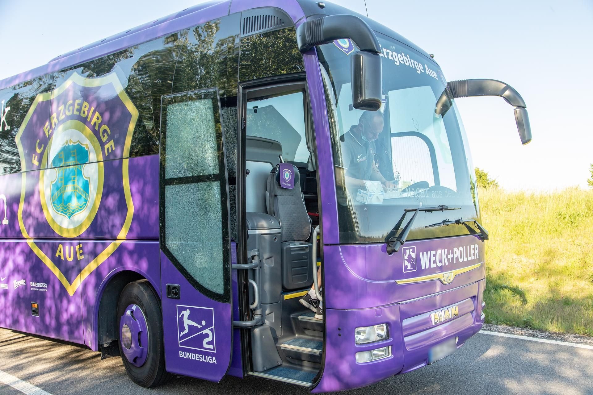 Bei dem Unfall wurde der Buss von Trümmerteilen eines verunfallten Pkw getroffen.