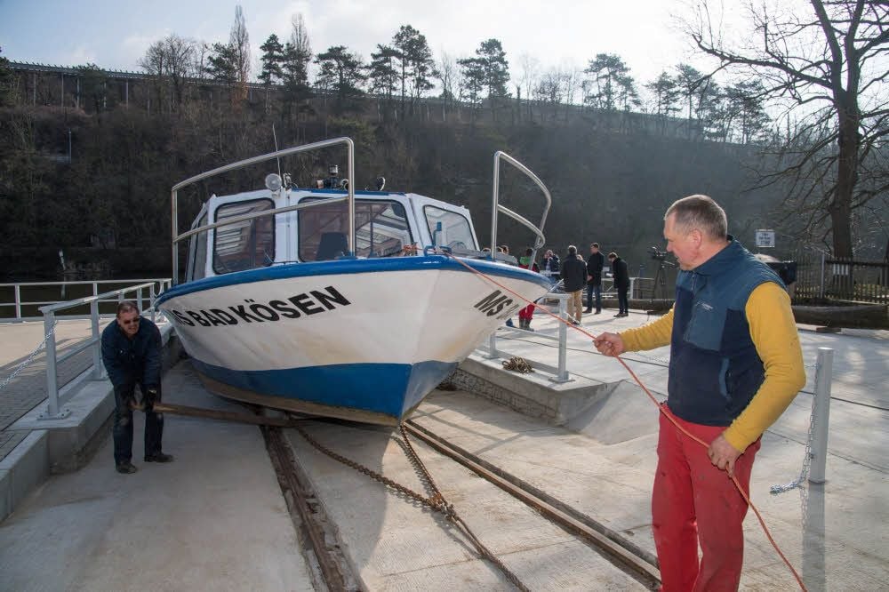 Die „Bad Kösen“ wird auf einer neuen Slipanlage zu Wasser gelassen. Ab Ostern fährt das Schiff wieder „Linie“ zwischen dem Anleger am Kurpark und jenem unterhalb der Rudelsburg. Da sich dort eine Stromschnelle gebildet hat, verlängern sich die Fahrzeiten.