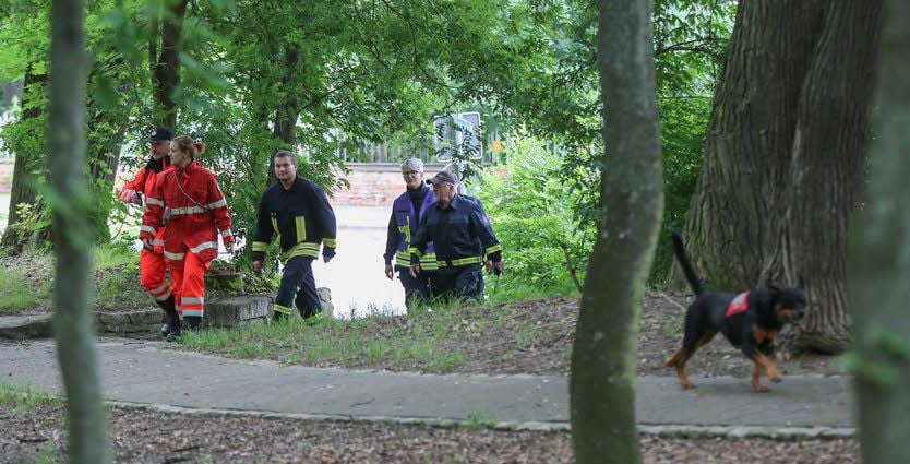 Retter von der Feuerwehr und der DLRG suchen mit Hunden im Kämmereihölzchen nach Spuren.