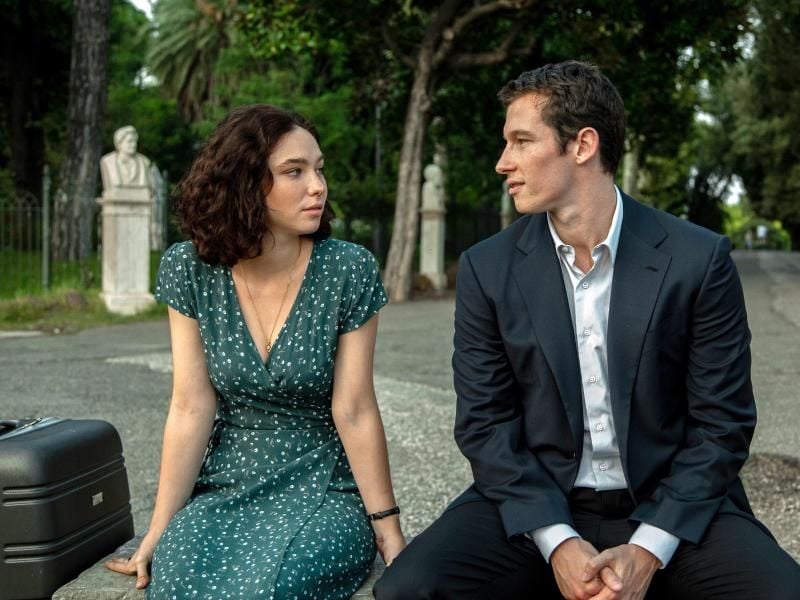 Gregory (Callum Turner) hat sich in Maria (Matilda de Angelis) verliebt. Foto: -/Warner Bros./dpa