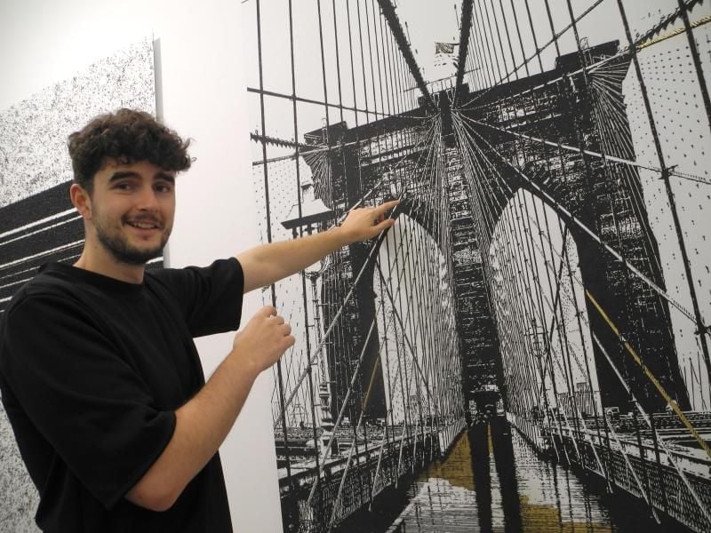 Tim Bengel hat die „Brooklyn Bridge” aus Sand „gebaut”. Foto: Johannes Schmitt-Tegge
