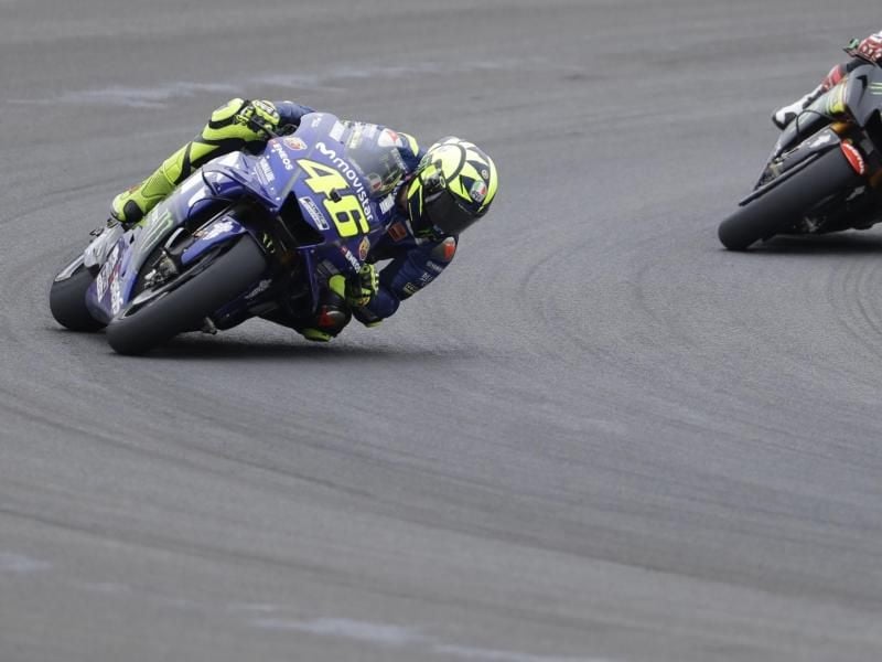 Valentino Rossi (l) hat schon über 40.000 Rennkilometer. Foto: Natacha Pisarenko/AP