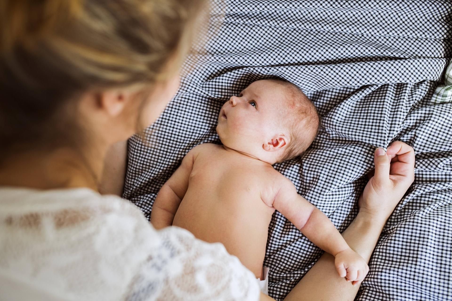 Eine Mutter und ihr Baby.