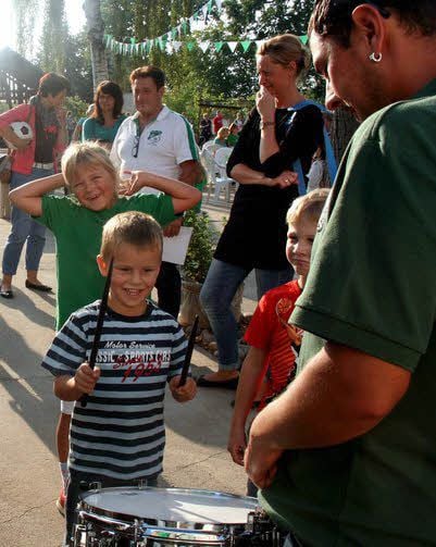 Trommeln, Lyra, Flöte oder Pauke spielen: Der Schnupperkurs beim Spielmannszug macht großen Spaß.