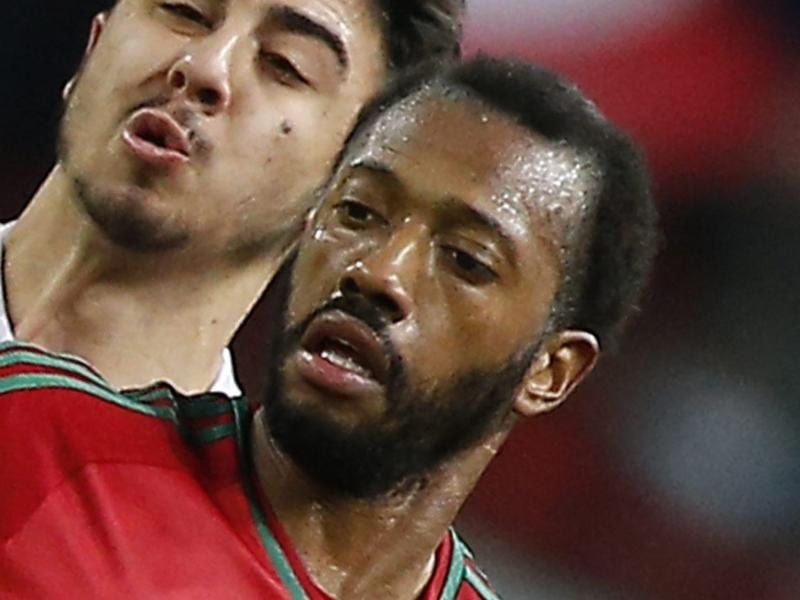 Zunächst die Gruppe überstehen: Portugals Mittelfeldspieler Manuel Fernandes (r) legt die Ziele bei der WM nicht zu hoch. Foto: Maxim Shipenkov/EPA