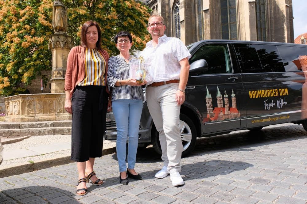 Kerstin Wille (l.) von den Vereinigten Domstiftern bedankt sich bei Cornelia und Heiko Duschkewitz mit einem Präsent für die Zusammenarbeit.