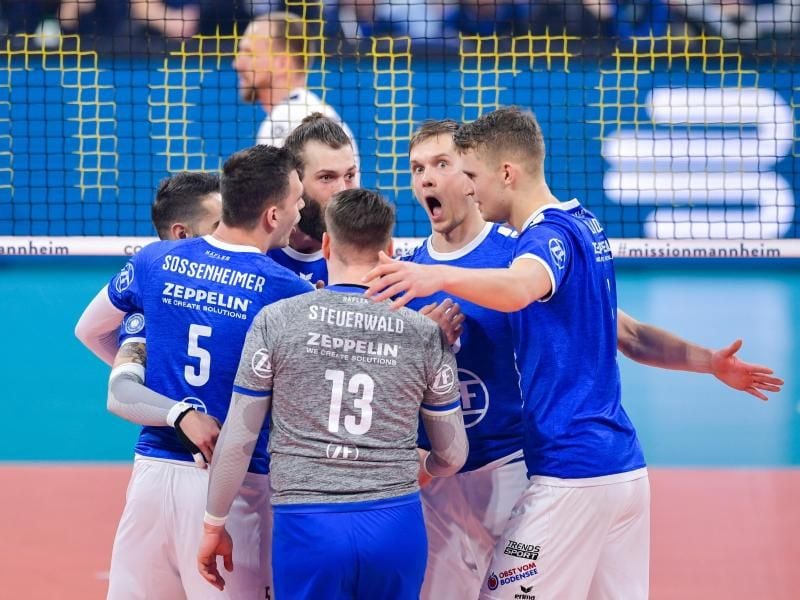 Friedrichshafens Mannschaft jubelt über den zweiten Sieg im Halbfinalspiel bei der SVG Lüneburg. Foto: Uwe Anspach