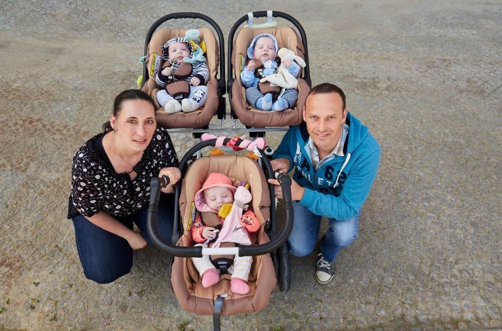 Melanie und Nico Nordt mit ihren Drillingen Ole, Oscar und Hermine